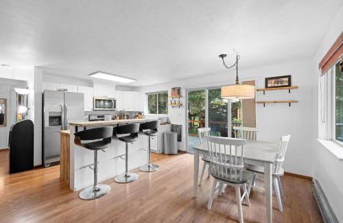 McCall Casa | New! Sanctuary at Payette Lake - remodeled - close to town - pet friendly