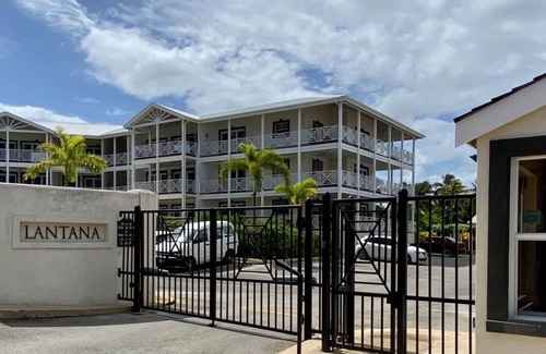 Weston Condominio | NEW Sandbox Villa 3 BDR Central to West Coast