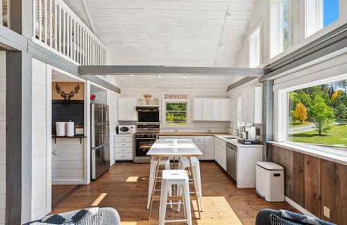 Woodstock Casa | NEW! Scenic Ridge - 4bd/3ba cabin in Woodstock, VT