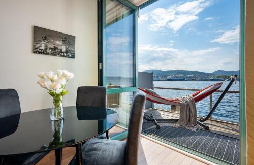Sandviken Apartamento | New! Sea front apt. with terrace above the sea!
