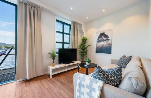 Sandviken Apartamento | New! Sea front apt. with terrace above the sea!