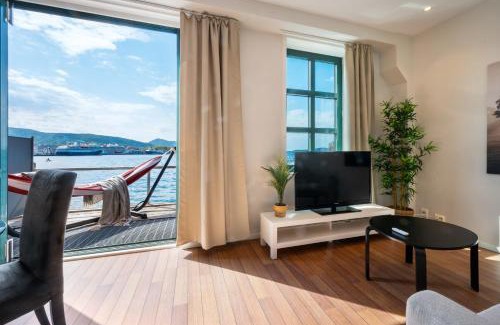 Sandviken Apartamento | New! Sea front apt. with terrace above the sea!
