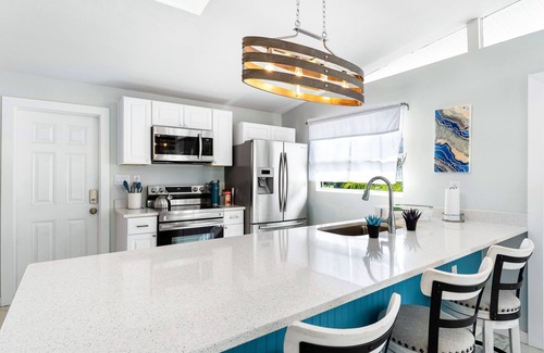 Sarasota Casa | NEW! Sea Mist Hideaway | Lanai, Outdoor Lounge + Fire-Pit!