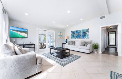 Sarasota Casa | NEW! Sea Mist Hideaway | Lanai, Outdoor Lounge + Fire-Pit!