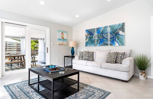 Sarasota Casa | NEW! Sea Mist Hideaway | Lanai, Outdoor Lounge + Fire-Pit!