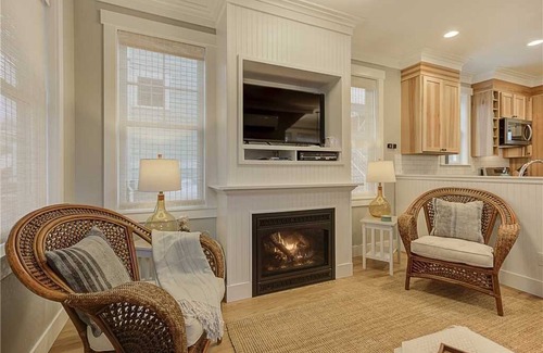 Seabrook Casa | *NEW* Seabrook's Ocean Eyrie: Dog Friendly, Charging Station!