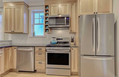 Seabrook Casa | *NEW* Seabrook's Ocean Eyrie: Dog Friendly, Charging Station!
