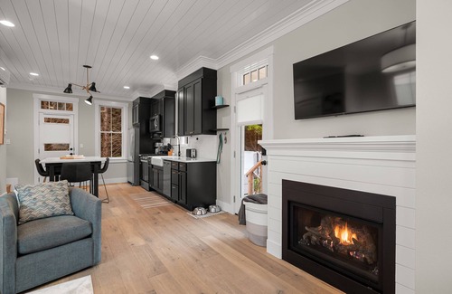 Seabrook Casa | *New* Seabrook's Robins Nest: Dog Friendly, Hot Tub!