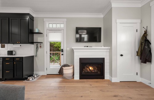 Seabrook Casa | *New* Seabrook's Robins Nest: Dog Friendly, Hot Tub!