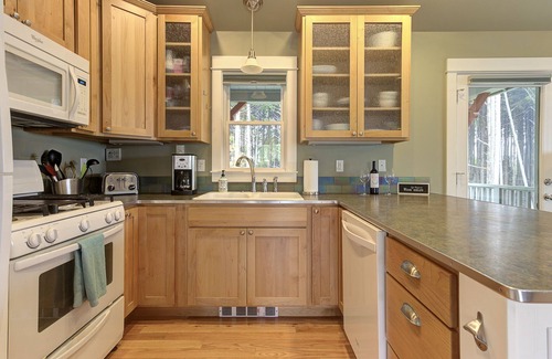 Seabrook Casa | *New* Seabrook's Woodland Cottage: Dog Friendly!