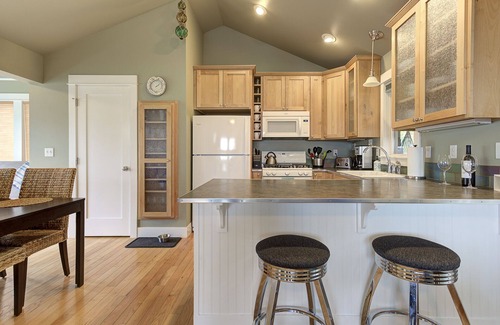 Seabrook Casa | *New* Seabrook's Woodland Cottage: Dog Friendly!