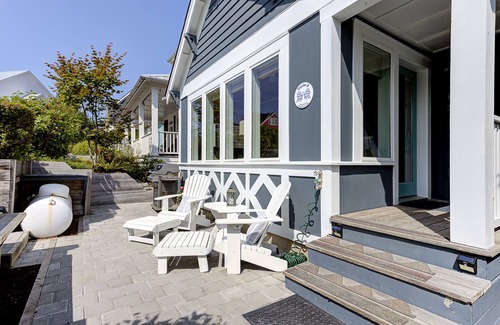 Seabrook Casa | *New* Seabrook's Woodland Cottage: Dog Friendly!