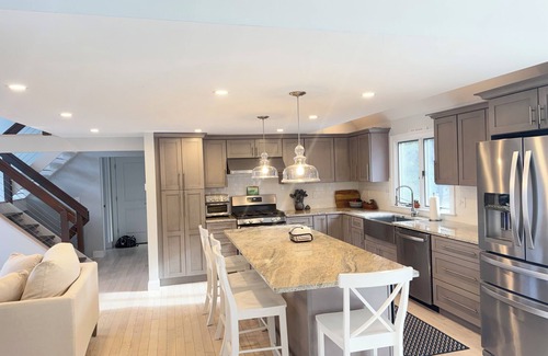 Summersea Casa | NEW SEABURY 3-bdrm Sleeps 8, Walk to Beach, Great Location, Dog Friendly