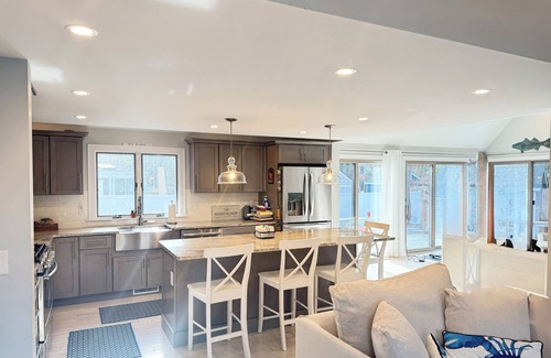 Summersea Casa | NEW SEABURY 3-bdrm Sleeps 8, Walk to Beach, Great Location, Dog Friendly