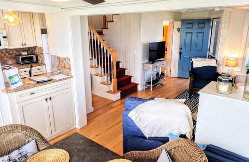Mashpee Cabaña | New Seabury cottage, stunning ocean views, steps to private beach in maushop
