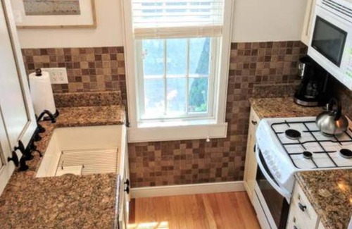 Mashpee Cabaña | New Seabury cottage, stunning ocean views, steps to private beach in maushop