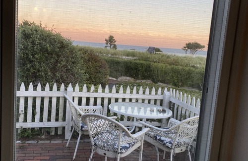 Mashpee Cabaña | New Seabury cottage, stunning ocean views, steps to private beach in maushop