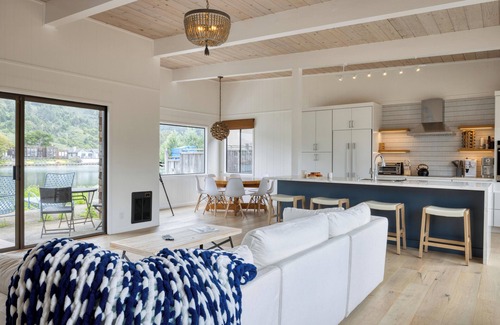 Stinson Beach Casa | NEW Seadrift Waterfront Kayaks, SUPS, Dock, Spa