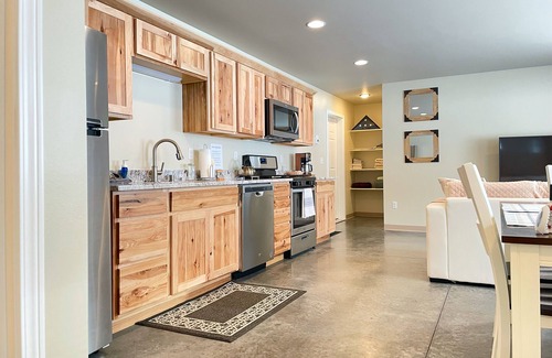 Knik-Fairview Apartamento | New secluded and peaceful 1 bedroom Alaska hideaway apartment.