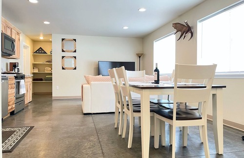 Knik-Fairview Apartamento | New secluded and peaceful 1 bedroom Alaska hideaway apartment.