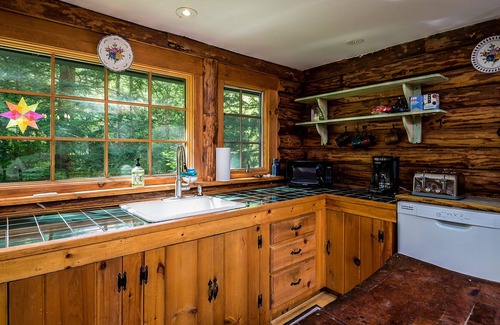 Andover Cabina | NEW! Secluded Log Cabin in the Mountains -- Minutes from Okemo