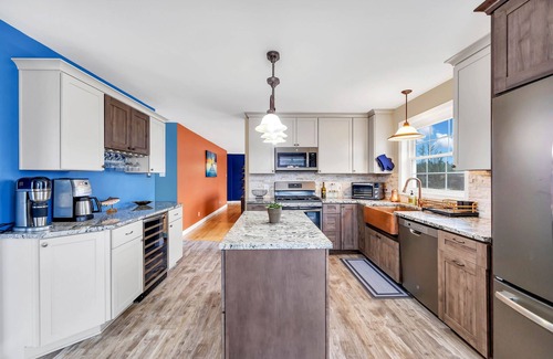Sullivan Casa | NEW! Serene 7BR Haven by the Lake