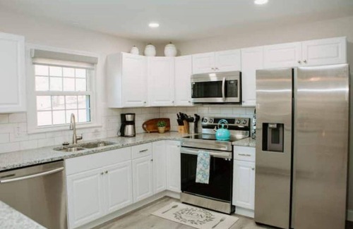 Winston - Salem Casa | NEW! Serene Getaway ~ Near Hanes Mall and WFU. Fire Pit, Games & Ping-Pong.
