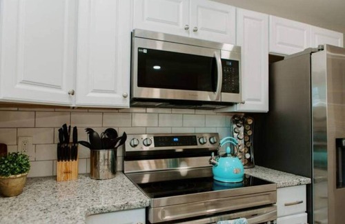 Winston - Salem Casa | NEW! Serene Getaway ~ Near Hanes Mall and WFU. Fire Pit, Games & Ping-Pong.