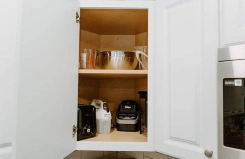 Winston - Salem Casa | NEW! Serene Getaway ~ Near Hanes Mall and WFU. Fire Pit, Games & Ping-Pong.