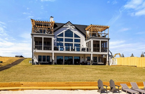 Mineral Casa | NEW Serene Lakefront Lake Anna, Beach, Dock, Pool