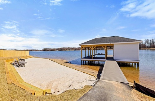 Mineral Casa | NEW Serene Lakefront Lake Anna, Beach, Dock, Pool