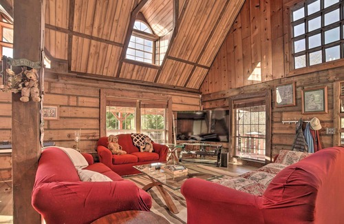 Sevierville Cabina | NEW! Sevierville Countryside Getaway w/ 2 Decks!