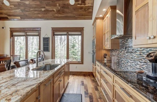 Treeloft Casa | New! Ski-in/Ski-out | Hot Tub | Fire Pit | Spa