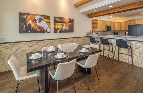 Saddle Ridge Casa | New! Ski-in/ Ski-out 3-bedroom condo with private hot tub & grill