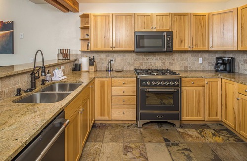 Saddle Ridge Casa | New! Ski-in/ Ski-out 3-bedroom condo with private hot tub & grill