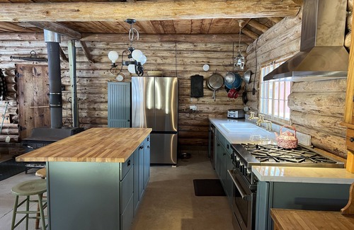Land O Lakes Cabina | New! Sleeps 15 Level lawn to lake. Sandy beach. Two docks. Great fishing.