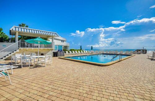 New Smyrna Beach Apartamento | New Smyrna Beach Condo on Water Rest, Swim and Play