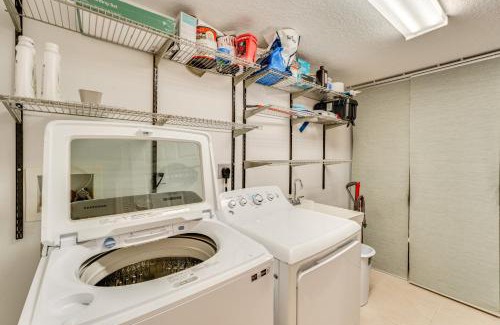 New Smyrna Beach Apartamento | New Smyrna Beach Condo with Balcony and Pool Access