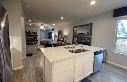 Harris Ridge Casa | New Solar Powered Home, Professional Design-Taste Comfort Space and Convenience