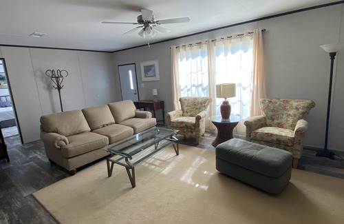 Southport Casa | New Southport house 4 miles from beach and town.