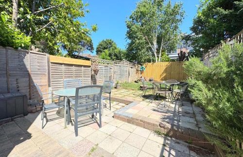 Southampton Casa | New Spacious 4 Bedrooms 5 Beds House Sleeps 8!