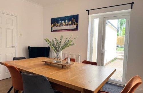 Southampton Casa | New Spacious 4 Bedrooms 5 Beds House Sleeps 8!