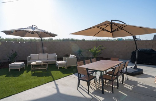 Visalia Casa | New Spacious 5 Bed 3 Bath Vacation House near Sequoia /w Tub, BBQ, EV