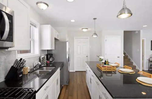 Uptown Casa | NEW Spacious Abode | Bright + Modern Uptown Home