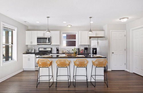 Uptown Casa | NEW Spacious Abode | Bright + Modern Uptown Home