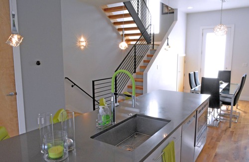 Jefferson Park Casa | ¡NUEVO! Amplio y moderno Highlands Townhome con impresionantes vistas de la ciudad!