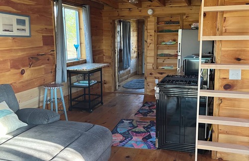 Wilton Cabaña | New spacious-charming one bedroom cottage with loft at Wilson Lake Country Club