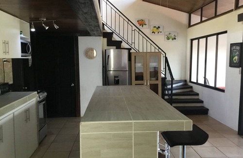 Desamparados Casa | Nueva casa espaciosa cerca del aeropuerto