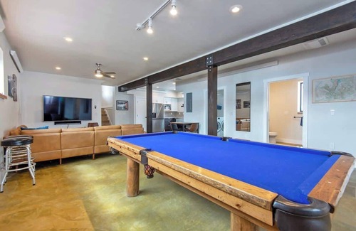 Victor Casa | New, Spacious & Modern w/ Pool Table & Ping Pong