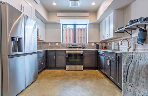 Victor Casa | New, Spacious & Modern w/ Pool Table & Ping Pong